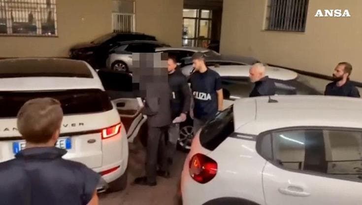 Milano: l'arrivo di Youssef Siher, "mente" del Movimento 17 ottobre, in Questura dopo il fermo