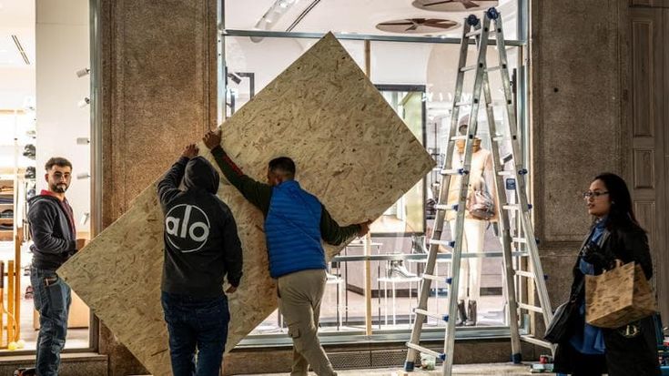 Saracinesche giù e vetrine vuote, a Milano scatta il coprifuoco. Sala: non diffondiamo il panico