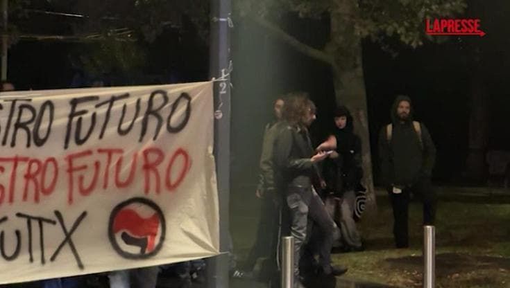 Milano, presidio a San Vittore per gli arrestati negli scontri: "Avete dato voce alla nostra rabbia"