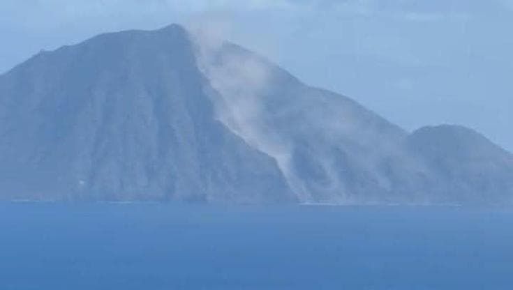 Terremoti in Sicilia, a Filicudi crolla un costone roccioso