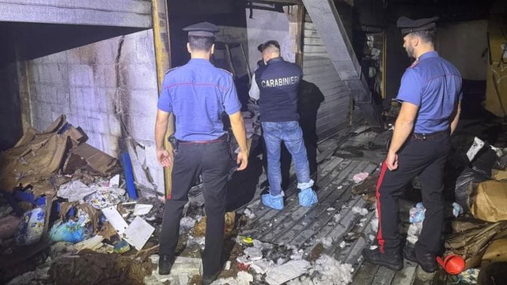 Paura nella notte a Cinecittà, a fuoco quattro box condominiali: evacuate 30 persone