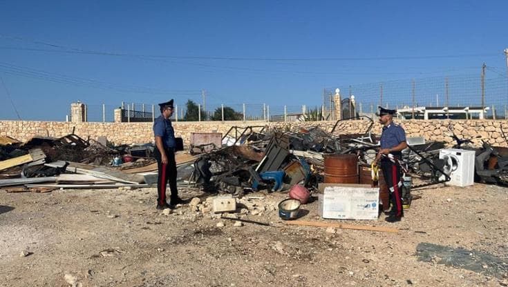 Lampedusa, rifiuti speciali pericolosi nel centro di raccolta: denunciato il sindaco