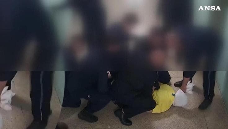 Pestaggio in carcere a Reggio Emilia, pm chiede condanne per altri 5 agenti: “Concorso in tortura”