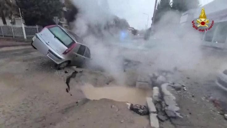 Reggio Emilia, all'alba si apre una voragine in strada, auto resta incastrata