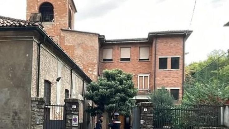 Accoltella la figlia di 3 anni, poi chiama i carabinieri, dramma a Tortona