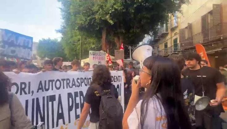 Cinquemila studenti in piazza a Palermo, chiedono investimenti e istituti sicuri