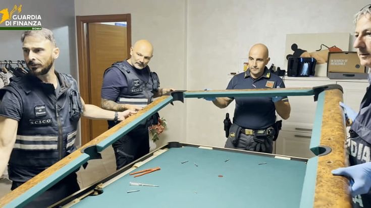 Maxi frode fiscale tra Roma e Latina: soldi e gioielli nascosti dentro un tavolo da biliardo
