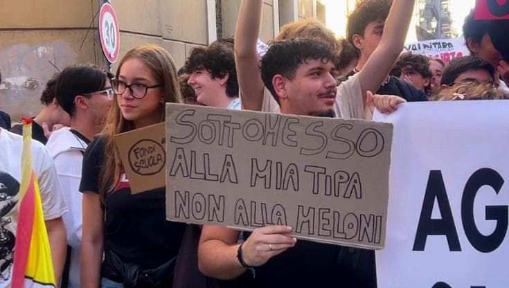 "Occupiamo la città", la rabbia degli studenti palermitani invade il centro storico