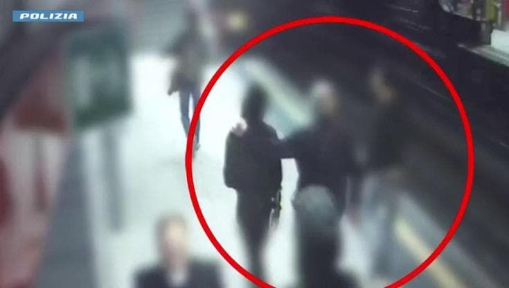 Milano, il pedinamento in metropolitana e l'aggressione per rubare una collana: arrestato ventenne