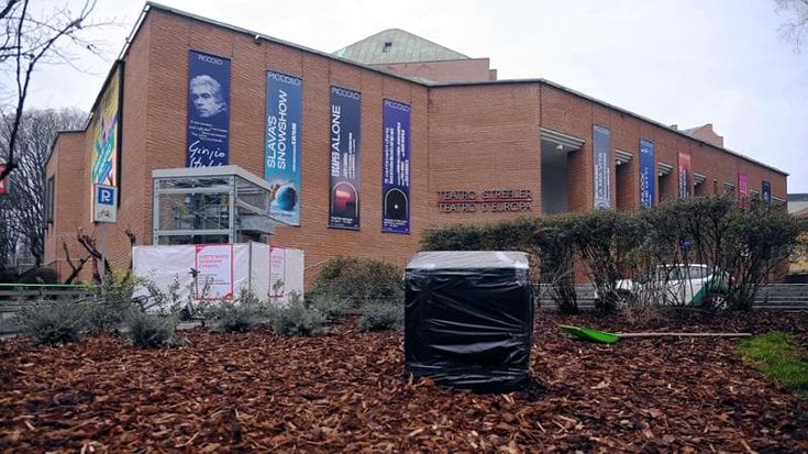 Sciopero dei teatri per il contratto: presidio fuori dallo Strehler e spettacoli in forse