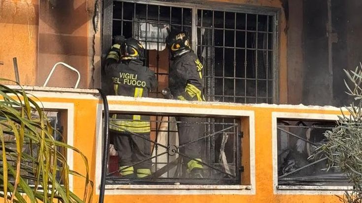 Incendio in una villetta a Ostia, messa in salvo una ragazza