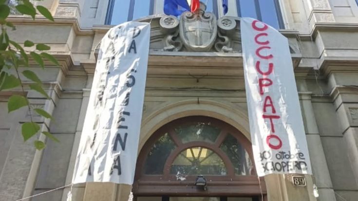 Istituti in protesta, occupato il Caterina da Siena a Milano: “Soldi alla scuola, non alla guerra”