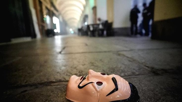 Ogni manganello alzato a colpire un ragazzino è una crepa nella società