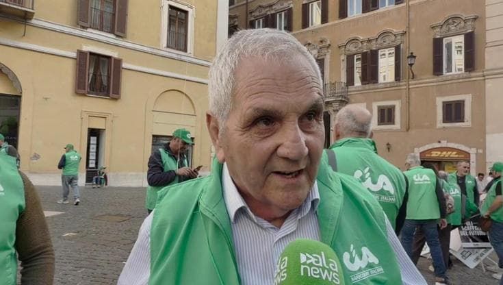 Roma, a Montecitorio un coltivatore in lacrime: "L'agricoltura in Puglia sta morendo"