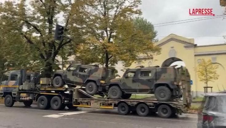 Milano blindata, l'ingresso dei parà della Folgore nella caserma Santa Barbara