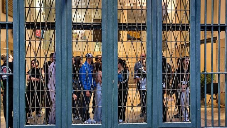 Gela, gli abusivi delle case popolari da sgomberare occupano il municipio: “Non siamo criminali”