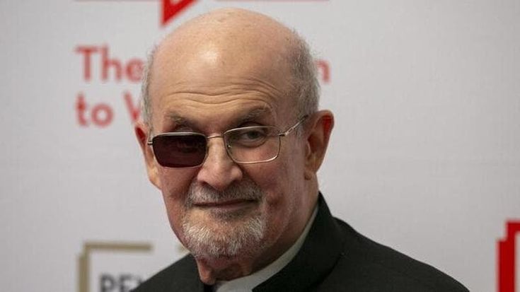 Salman Rushdie, ad aprile il nuovo libro: un memoir sul suo tentato assassinio