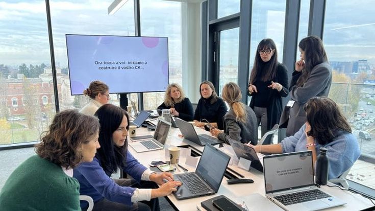 Figli e cura familiare, un progetto a Milano per reinserire le donne uscite dal mondo del lavoro