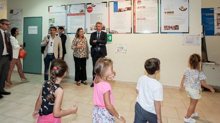 Napoli, Manfredi inaugura l’anno scolastico a Bagnoli. Nidi e asili comunali al via con orario ridotto: la refezione a ottobre