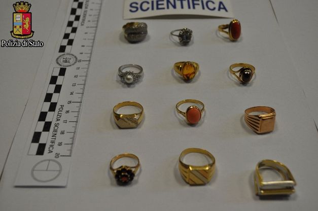 Anelli, collane e orologi d'oro: ecco il tesoro dei ladri arrestati a Milano