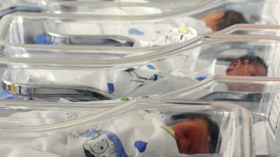 Milano, bimbo lasciato alla Mangiagalli: rebus del tribunale per il piccolo Giovanni, adozione o attesa