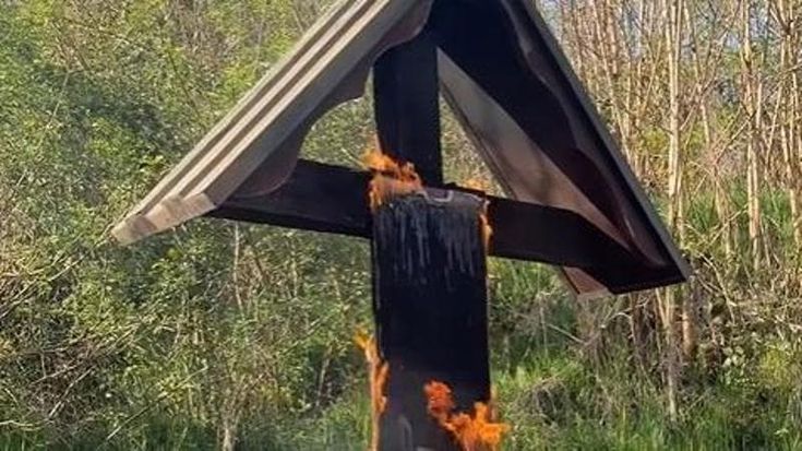 Cesano Maderno, brucia crocifisso nel giorno di Pasqua. La destra attacca: “Offesi nostri simboli”