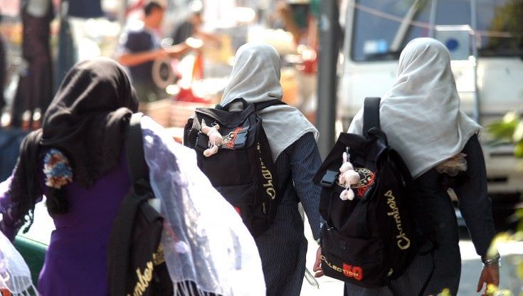 Botte e morsi dalla madre perché vuole vivere come le sue coetanee pavesi: 16enne di origini egiziane scappa da casa