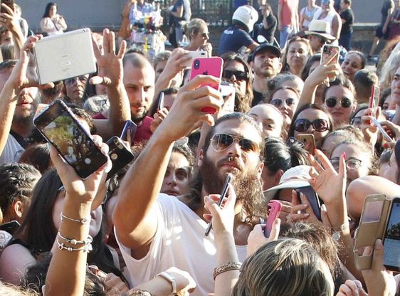 Lungomare di Napoli, bagno di "selfie" per Can Yaman: l'assalto delle fan