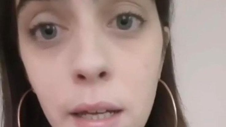 “Io colpita da un poliziotto in mezzo alle gambe”, l’accusa di un’attivista dopo gli sgomberi