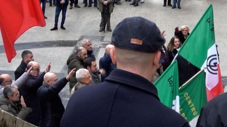 Da Lucca a Varese alla Magliana, dilaga il saluto romano sdoganato dalla Cassazione