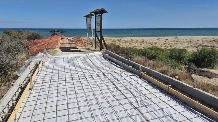 Una pista ciclabile di cemento nella riserva Oasi del Simeto. Gli ambientalisti: “Uno scempio”