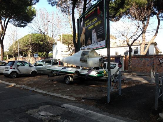 <b>Via Ramazzini, in strada c'&egrave; un aereo "parcheggiato"<br /></b>