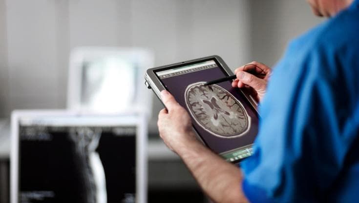 Uomo paralizzato torna a comunicare per 2 anni grazie a un chip impiantato nel cervello