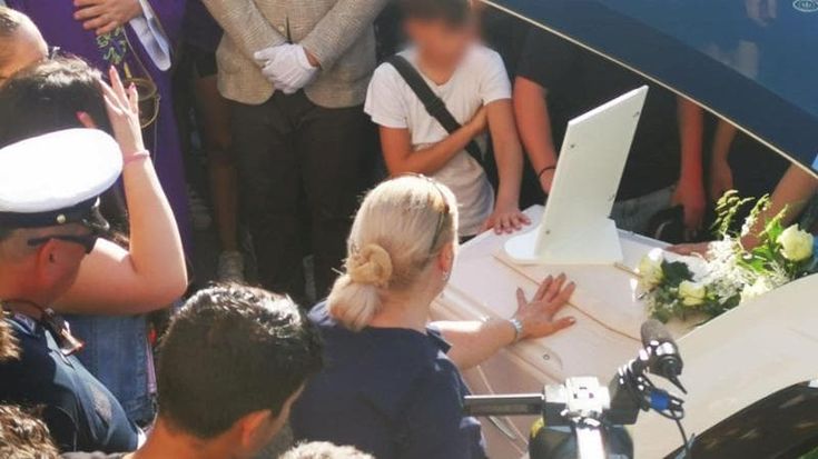 Tanti giovani ai funerali di Thomas Luciani, il sedicenne ucciso a Pescara. La nonna: “Giovani, cambiate questo mondo marcio”