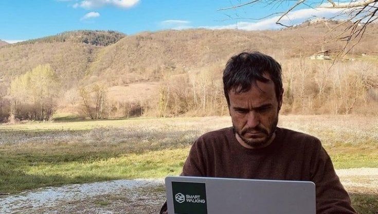 "Sono uno ‘smart walker’, percorro l’Italia a piedi lavorando": Davide Fiz parte dalla Puglia per promuovere il nomadismo digitale