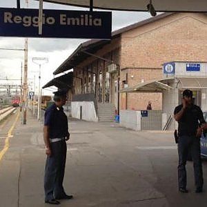 Gli piacciono i treni, ne prende uno da solo a Reggio Emilia. Ma ha soltanto 7 anni