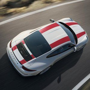 "Lupo travestito da agnello" Porsche lancia la 911 R