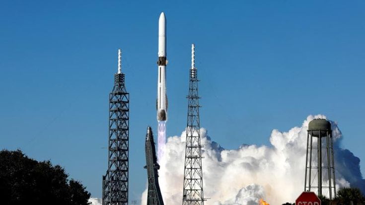 Satelliti e nuovi razzi, nella corsa allo spazio Bezos prova a inseguire Musk