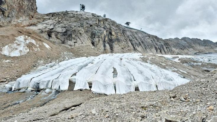 Tra i ghiacci in estinzione sulle vette della Marmolada: “A tremila metri c’erano 12 gradi”