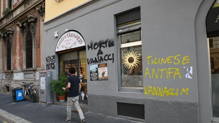 I vannacciani prenotano una trattoria a Milano, minacce e scritte sui muri: “Quartiere antifascista”