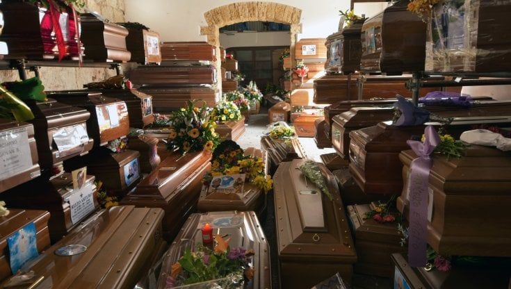 Uffici chiusi, le salme restano a casa: "Il Comune non può pagare gli straordinari"