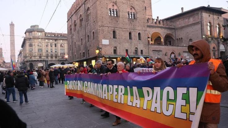 Le bandiere dei Paesi che vivono in guerra: “Bologna vuole la pace”