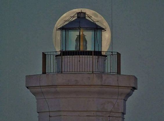 La luna e il faro: l'obiettivo gioca con le prospettive