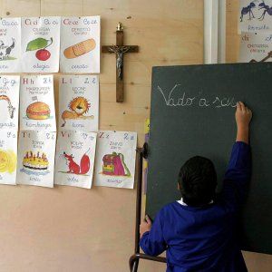 Scuola, alunna disabile costretta a cambiare scuola: "In bagno solo se c'è il personale" 