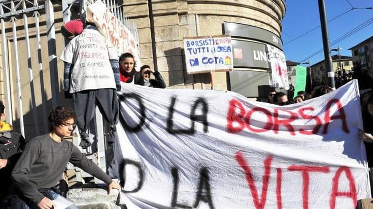 Monta la protesta degli studenti: “Non abbiamo ancora le borse”