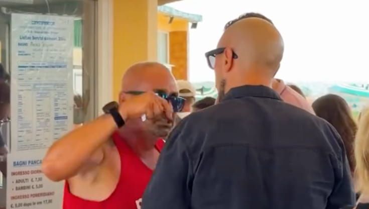 Bagni Pancaldi a Livorno, la protesta virale di Hallissey: "No tornelli per arrivare al mare"