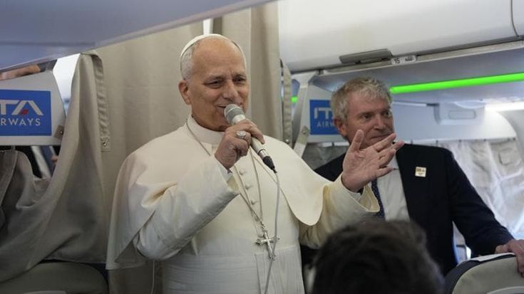 Papa Leone XIV scherza sul volo per Madrid: “I giovani vedono Bad Bunny? Qualcuno verrà anche da me”