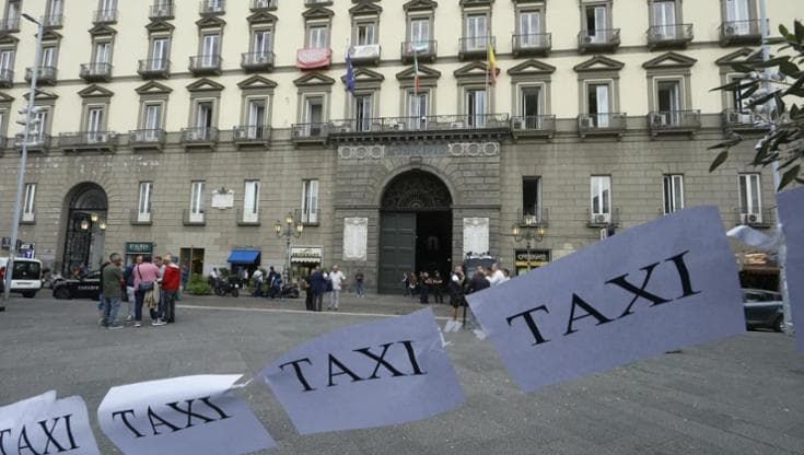Napoli, sit-in dei tassisti davanti al Comune: “Noi schiacciati da traffico e caro benzina”