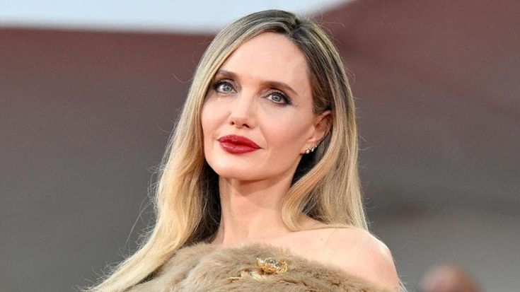 Angelina Jolie è Maria Callas: “Le donne forti come lei non dimenticano di essere bambine”