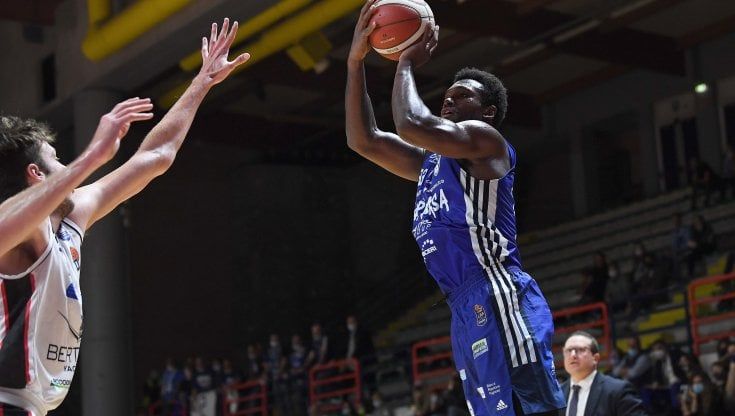 Basket, anticipi serie A: Trento si sblocca, Brindisi sbanca Tortona